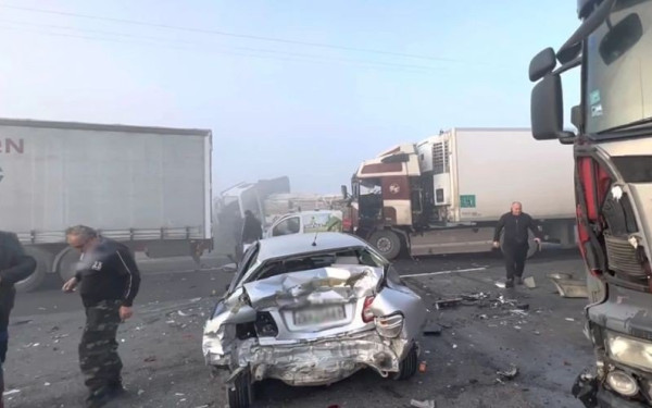 Χάος στην Εθνική Αθηνών - Λαμίας: Καραμπόλα έξι οχημάτων λόγω ομίχλης, στο ύψος του Αυλώνα (βίντεο)