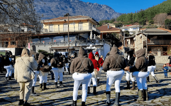 Οι Καρκάτζαλοι έκαναν... χαμό στα Τρίκαλα (φωτ.)