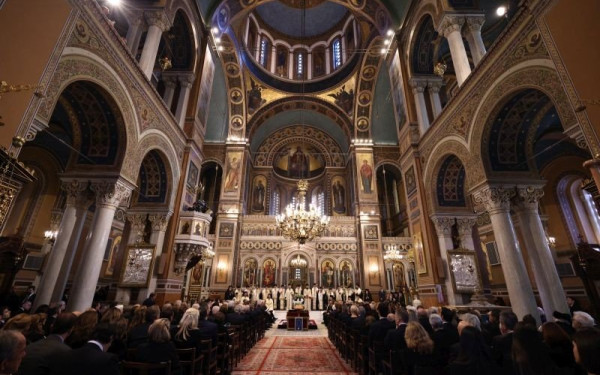 Κηδεία τέως βασιλιά Κωνσταντίνου: Ξεκίνησε η εξόδιος ακολουθία - «Λύγισε» στον επικήδειο ο Παύλος (Live εικόνα) 