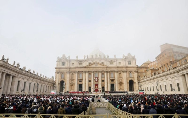Κηδεύεται ο πρώην Πάπας Βενέδικτος: Χιλιάδες πιστοί στο Βατικανό (Live βίντεο)