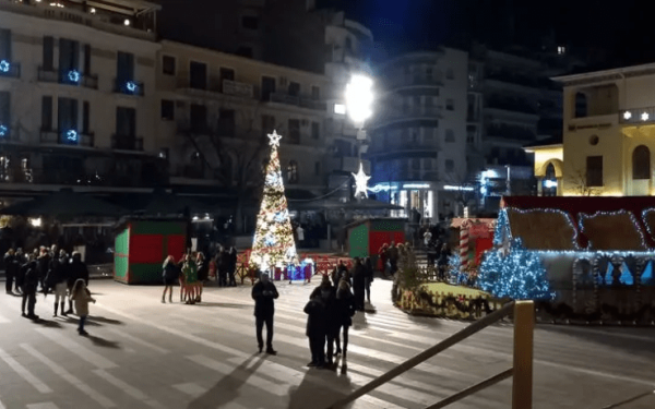 Στο κέντρο της Κοζάνης υποδέχθηκαν οι πολίτες το 2023 (βίντεο)