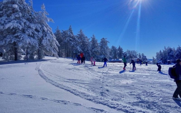 Τα πρώτα χιόνια έφεραν και τους πρώτους επισκέπτες στο χιονοδρομικό κέντρο του Λαϊλιά (βίντεο)