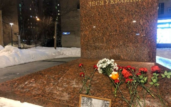 Πόλεμος στην Ουκρανία: Λουλούδια για τα θύματα της Ντνίπρο σε μνημείο στη Μόσχα (φωτ.)