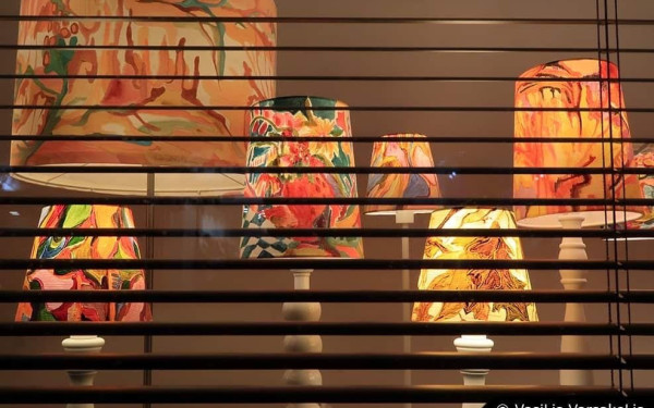 «Εξήντα Μικροί Ήλιοι» φωτίζουν τις Βιτρίνες Τέχνης του ΟΤΕ