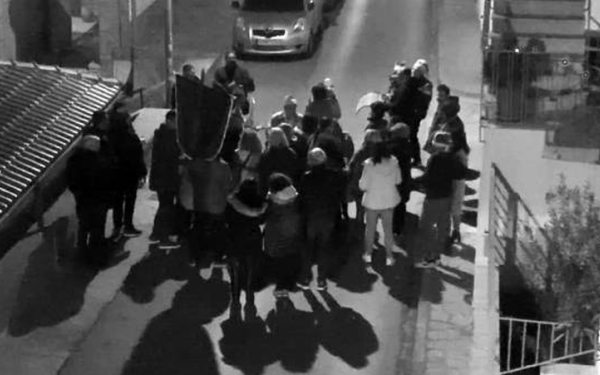 Το διαφορετικό έθιμο της Καβάλας που φέρνει κοντά τους... γείτονες: Τα νυχτερινά κάλαντα (βίντεο)