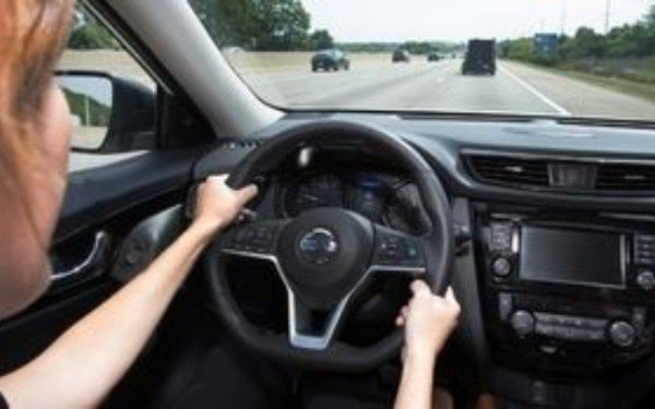 Έρευνα: Πόσοι οδηγοί φτάνουν σε διασταύρωση και... χρησιμοποιούν το smartphone τους