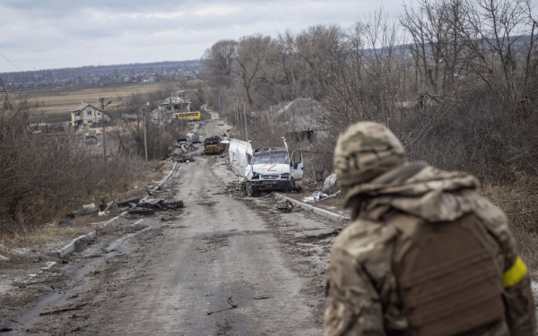 Ο Ζελένσκι εκλιπαρεί τη Δύση για προηγμένα όπλα ενώ ο στρατός πασχίζει να κρατηθεί στο Ντονέτσκ (βίντεο)
