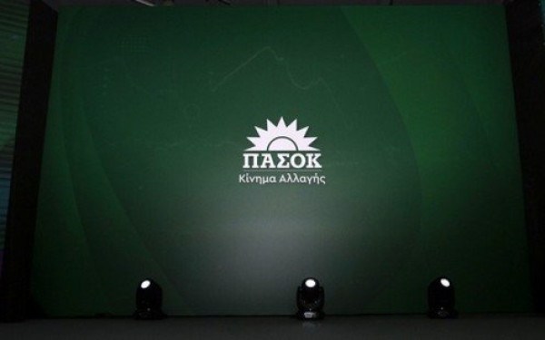 ΠΑΣΟΚ: Μετά το χέρι-χέρι με τον Καρατζαφέρη, ο κ. Μητσοτάκης επιχειρεί να καμουφλάρει τις οικογενειακές του παραδόσεις