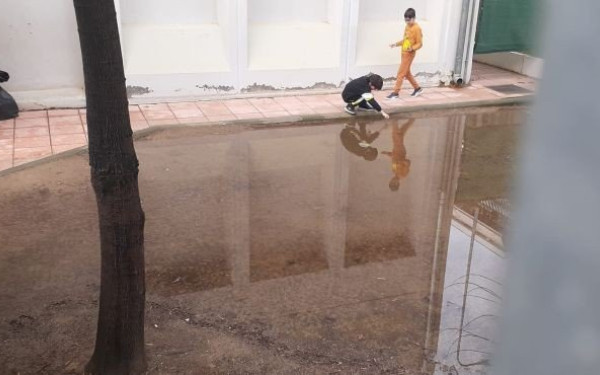 «Πισίνα» η αυλή του 18ου δημοτικού σχολείου Καλαμαριάς κάθε φορά που βρέχει (φωτ.)