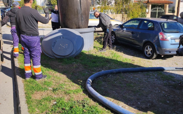 Θέρμη: Φωτιά σε υπόγειο κάδο απορριμμάτων από υπολείμματα τζακιών στη Νέα Ραιδεστό (φωτ.)