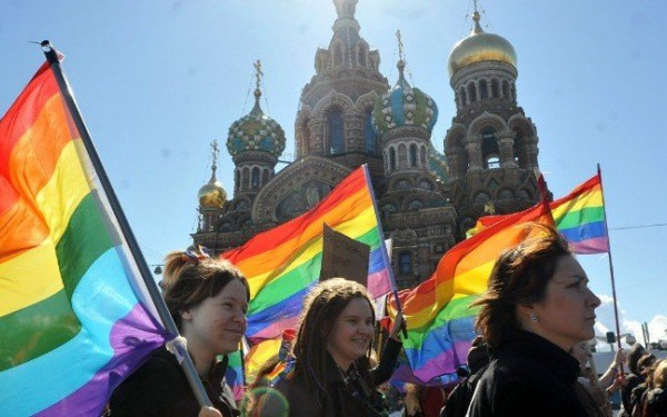 Ρωσία: Έρευνες σε εκδοτικό οίκο επειδή εξέδωσε βιβλία για την κοινότητα ΛΟΑΤΚΙ+