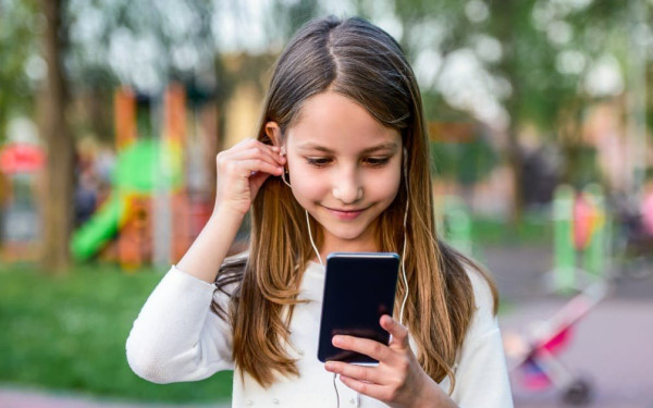 Οι ειδικοί μίλησαν: Ποια είναι η σωστή ηλικία για να πάρετε κινητό στο παιδί σας