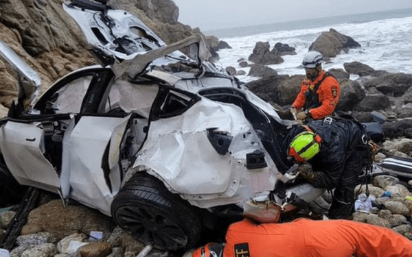 ΗΠΑ: Άντρας έριξε το όχημά του στον γκρεμό με την οικογένειά του μέσα - Σώθηκαν όλοι - Δείτε συγκλονιστικό βίντεο από τη διάσωση