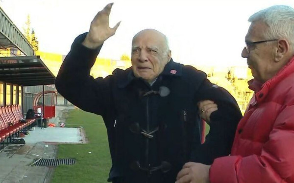 Ο Πανσερραϊκός βράβευσε τον μοναδικό Σερραίο που αντιμετώπισε τον Πελέ (βίντεο)
