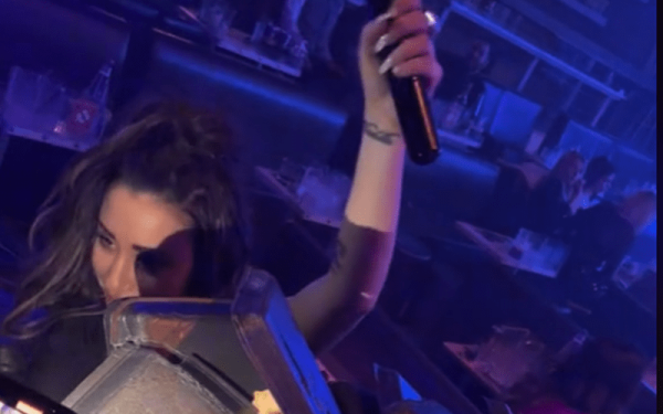 Εικόνες από εποχές... βαθέος ΠΑΣΟΚ στη Βέροια - «Έθαψαν» τραγουδίστρια με λουλούδια (βίντεο)