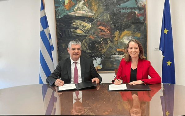 Υπογράφηκε συμφωνία του υπουργείου Ανάπτυξης με την ΕΤΕπ - Τι αφορά