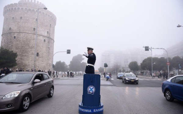 Θεσσαλονίκη: Στο «βαρέλι» του μπήκε ο τροχονόμος - Ρυθμίζει την κυκλοφορία, τιμώντας την παράδοση (βίντεο, φωτ.)