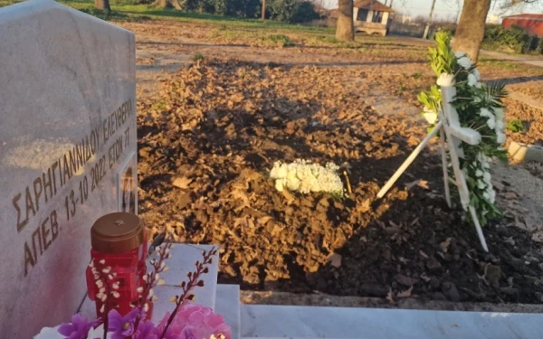 Βέροια: Το μνήμα του μωρού που πνίγηκε επισκέφθηκε ο πατέρας του - «Σήμερα θα ήταν τα πρώτα του γενέθλια» (βίντεο)