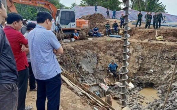 Βιετνάμ: Πέθανε 10χρονο αγόρι που είχε εγκλωβιστεί σε κούφια τσιμεντένια κολόνα οικοδομής