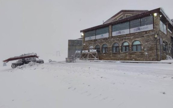 Έπεσαν τα πρώτα χιόνια της χρονιάς στα χιονοδρομικά κέντρα της Βόρειας Ελλάδας (φωτ.)