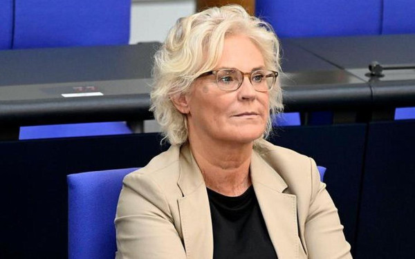 Γερμανία: Η Κριστίνε Λάμπρεχτ καταλογίζει στα ΜΜΕ την ευθύνη για την παραίτηση της από το υπουργείο Άμυνας