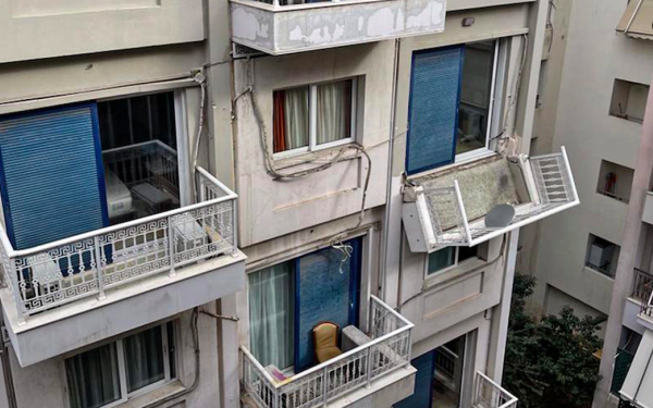 Μπαλκόνι ξενοδοχείου κρέμεται πάνω απο τα κεφάλια των περαστικών 