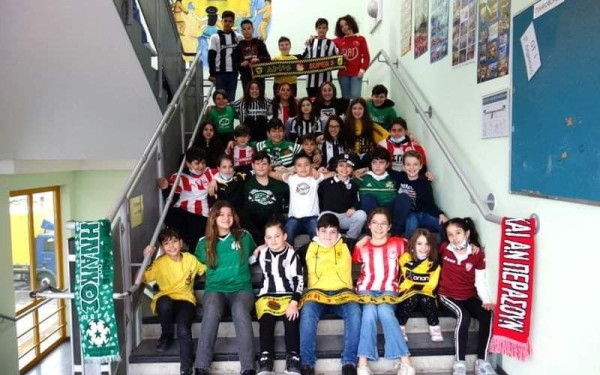 Εις το όνομα του Άλκη: Μαθητές και δάσκαλοι ελληνικών σχολείων στη Νυρεμβέργη φωτογραφήθηκαν με φανέλες ομάδων (φωτ.)