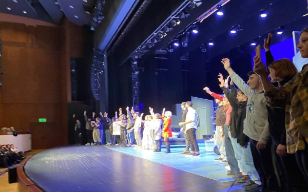 ΚΘΒΕ: Πανό και διαμαρτυρία στην παράσταση του Γιώργου Καπουτζίδη (βίντεο, φωτ.)