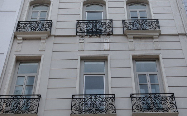 Κακοκαιρία-Αττική: Έπεσε μπαλκόνι στην Ερμού (βίντεο, φωτ.)