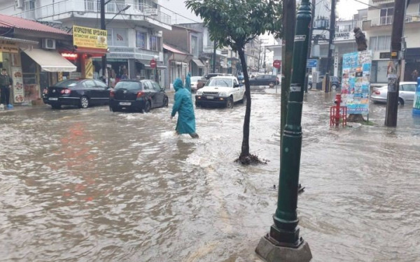 Κεντρική Μακεδονία: Επί ποδός ο κρατικός μηχανισμός για την αντιμετώπιση της κακοκαιρίας (βίντεο, φωτ.)