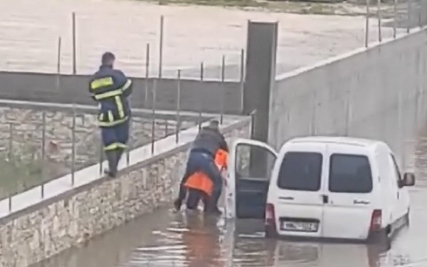 «Άγιος» πυροσβέστης έσωσε εγκλωβισμένο οδηγό στην Ηγουμενίτσα εν μέσω καταιγίδας - Δείτε το βίντεο