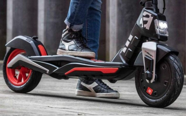 Καλαμαριά: Τροχαίο ατύχημα με πατίνι για 27χρονη - Έπεσε σε ΙΧ και τραυματίστηκε