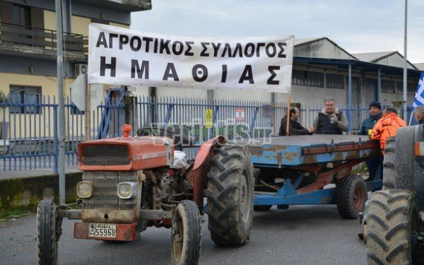 Ημαθία: Στους δρόμους τα τρακτέρ - Νέες κινητοποιήσεις των αγροτών (βίντεο, φωτ.)