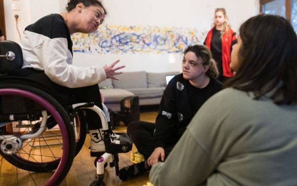 Μια κοινωνία για όλους στο Πανόραμα: Κολεκτίβα καλλιτεχνών πειραματίζεται στην ημιαυτόνομη διαβίωση ατόμων με αναπηρία (φωτ.)