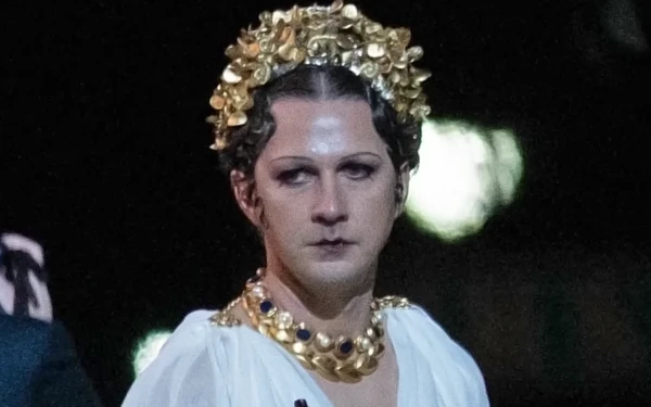 O Shia LeBeouf μεταμορφωμένος σε drag αρχαιοελληνική θεά - Δείτε φωτογραφίες 