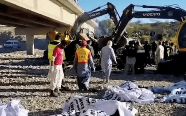 Θρήνος στο Πακιστάν με 41 νεκρούς μετά από πτώση λεωφορείου σε χαράδρα (βίντεο)