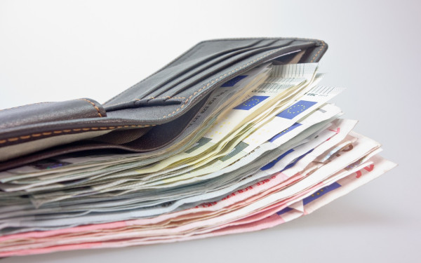 Ευρωβαρόμετρο: Το 86% των Ελλήνων δε μπορούν να πληρώσουν τους λογαριασμούς τους