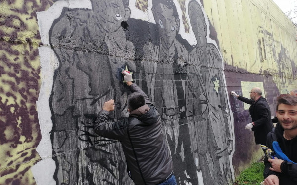 Θεσσαλονίκη: Πολίτες καθάρισαν τα φασιστικά σύμβολα από την τοιχογραφία του Ολοκαυτώματος (φωτ.)