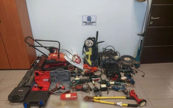 Ωρωπός: Η στιγμή που η ΟΠΚΕ «μπουκάρει» στο σπίτι του αρχηγού της συμμορίας που ρήμαζε κατοικίες - Βίντεο ντοκουμέντο