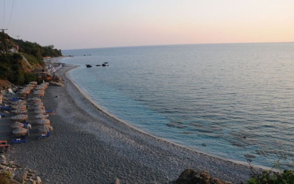 Η δύναμη της θάλασσας… «εξαφάνισε» δημοφιλή παραλία της Λάρισας (φωτ.)