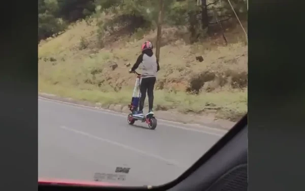 Θεσσαλονίκη: Ριψοκίνδυνος οδηγός τρέχει με πατίνι στον Περιφερειακό  (βίντεο)