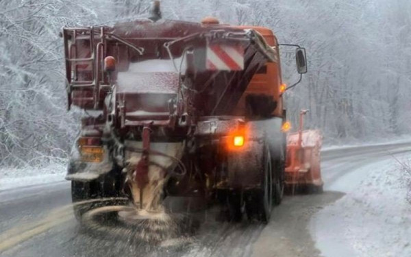 Βόλος: Πυκνό χιόνι στο Πήλιο - Ανοιχτοί οι δρόμοι με συνεχείς αποχιονισμούς	