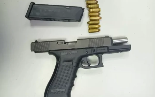 Γλυφάδα: Ζευγάρι μίσθωσε διαμέρισμα Airbnb και βρήκε ξεχασμένο... πιστόλι