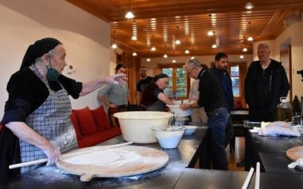 Μέτσοβο: Γιαγιάδες δίδαξαν την τέχνη της πίτας σε φοιτητές Πολυτεχνείου (φωτ.)