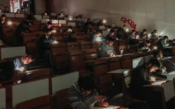 Το κρυφό... αμφιθέατρο: Η (ντροπιαστική) φωτογραφία της χρονιάς στο Πολυτεχνείο