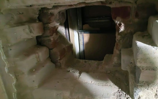 Ριφιφί σε κοσμηματοπωλείο στη Θεσσαλονίκη: Άνοιξαν τρύπα στον τοίχο του διπλανού καταστήματος (φωτ.)