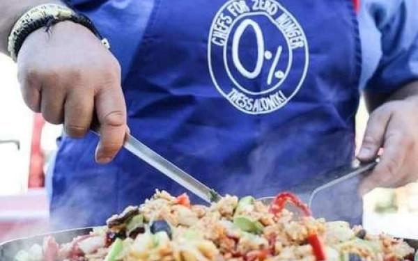 Από τις μαρμίτες της καραντίνας στη βιβλιοθήκη των αστέγων