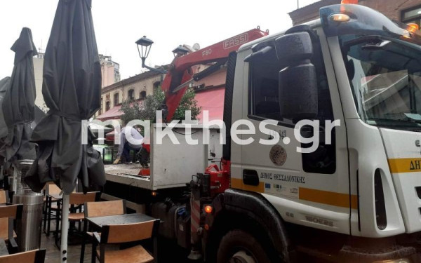Λαδάδικα: Ο δήμος απομακρύνει τραπεζοκαθίσματα και κατασκευές από την οδό Κατούνη (βίντεο, φωτ.)