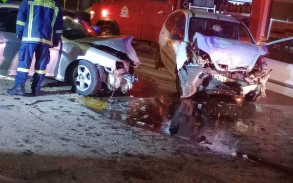 Περαία: Σφοδρή σύγκρουση δύο αυτοκινήτων - Τρεις τραυματίες (φωτ.)