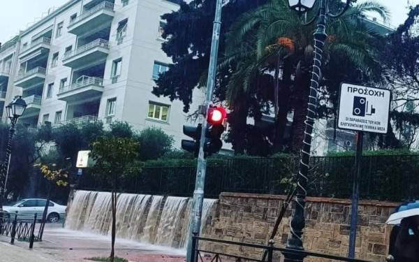 Κακοκαιρία- Αττική: «Καταρράκτης» σχηματίστηκε στη Βασιλίσσης Σοφίας (φωτ.)